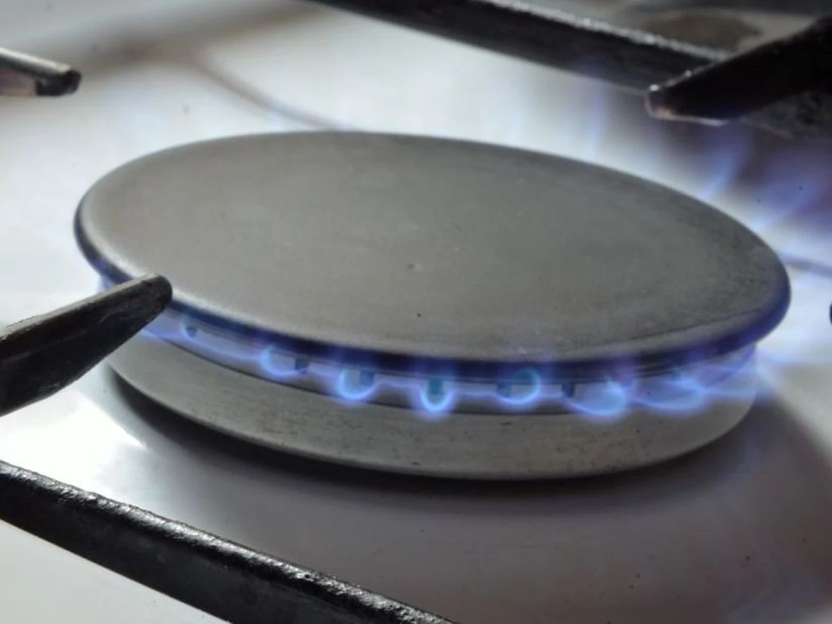 Urząd Regulacji Energetyki nie zgodził się na podwyżki cen gazu. To oznacza, że w naszych kieszeniach zostanie średnio kilkadziesiąt złotych miesięcznie. Aktualne taryfy PGNiG mają obowiązywać do końca roku.