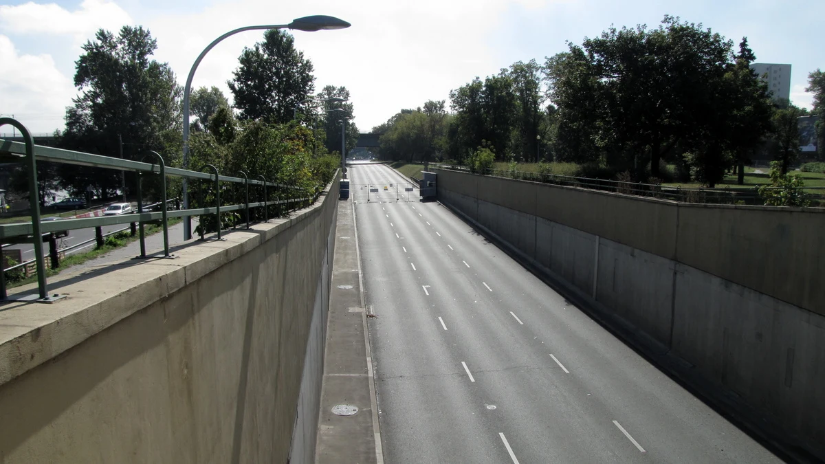 Ponad 150 metrów sześciennych specjalnej mieszanki wypełnia już lej pod tunelem Wisłostrady w Warszawie. Pustka o powierzchni 6 tys. metrów sześciennych powstała, gdy woda z piaskiem zalała budowaną stację metra Powiśle.

