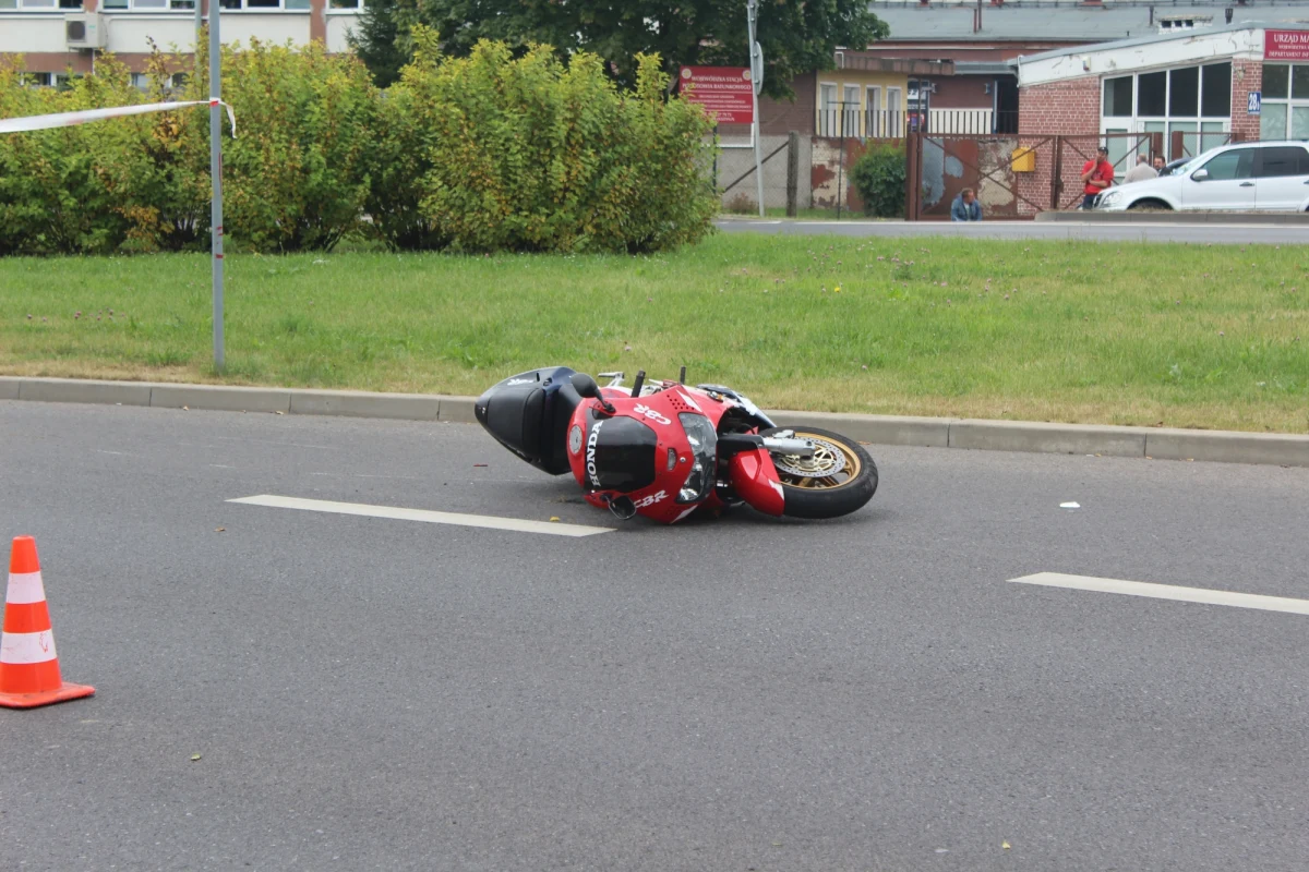 Tragiczny wypadek w Olsztynie, na ulicy Synów Pułku. Zginął 38-letni motocyklista, który - próbując wyprzedzić samochód - wpadł na krawężnik i uderzył w znak drogowy. Informację dostaliśmy od naszego słuchacza na Gorącą Linię RMF FM.