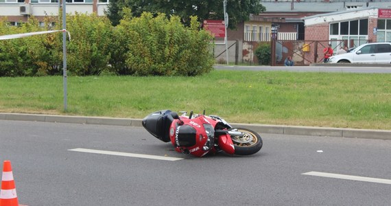 Tragiczny wypadek w Olsztynie, na ulicy Synów Pułku. Zginął 38-letni motocyklista, który - próbując wyprzedzić samochód - wpadł na krawężnik i uderzył w znak drogowy. Informację dostaliśmy od naszego słuchacza na Gorącą Linię RMF FM.
