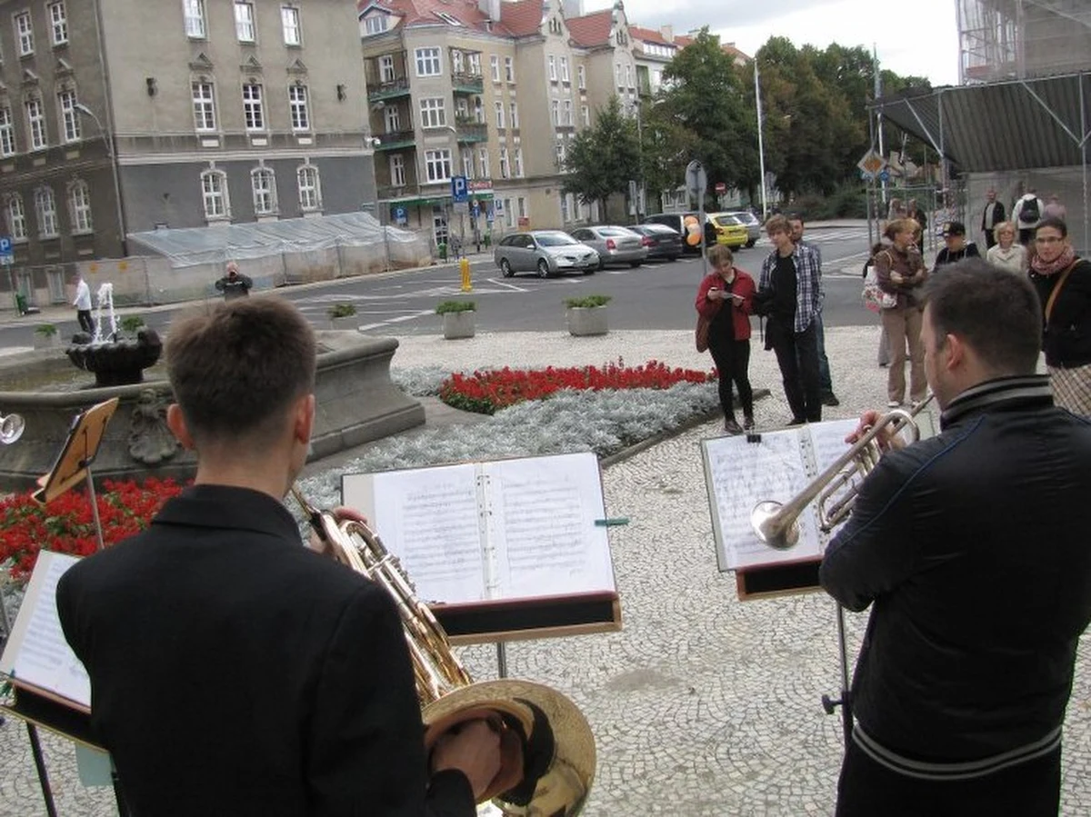 Na przystankach tramwajowych, placach i przy fontannie - łącznie w dziewięciu miejscach w Szczecinie odbyły się w sobotę koncerty filharmoników. Muzycy wyszli z na ulicę, by obwieścić rozpoczęcie zbliżającego się sezonu artystycznego oraz uczcić budowę nowego gmachu filharmonii.