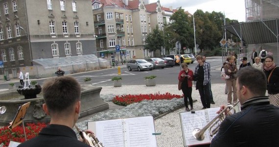 Na przystankach tramwajowych, placach i przy fontannie - łącznie w dziewięciu miejscach w Szczecinie odbyły się w sobotę koncerty filharmoników. Muzycy wyszli z na ulicę, by obwieścić rozpoczęcie zbliżającego się sezonu artystycznego oraz uczcić budowę nowego gmachu filharmonii.