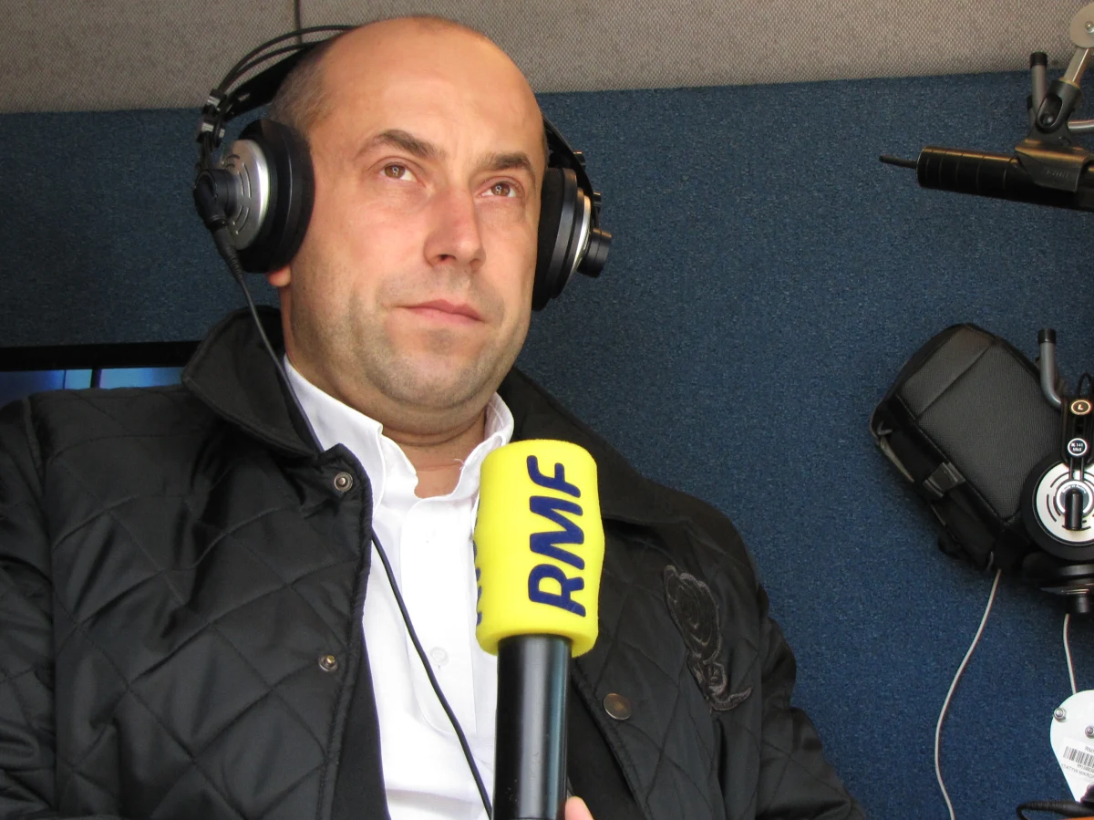 Prowadzenie piętrowego autobusu wymaga większych środków ostrożności, skupienia przez cały czas jazy - mówi w rozmowie z Michałem Kowalewskim Rafał Jańczuk, Prezes Polskiego Stowarzyszenia Przewoźników Autokarowych. Odnosi się w ten sposób do wypadku polskiego autokaru koło Miluzy. Gość tygodnika RMF FM "Tydzień w tydzień" podkreśla, że w Polsce mamy bardzo dobry tabor i przepisy dotyczące pracy kierowców autokarów. Zaznacza jednak, że niektórzy nie chcą się szkolić. "Na ogół twierdzą, że są najlepsi na świecie" - dodaje Jańczuk.