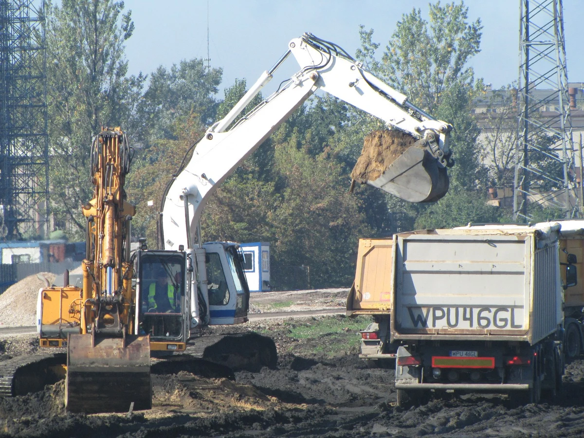 Dwa tysiące robotników będzie na stałe pracować przy budowie nowego, podziemnego dworca Łódź Fabryczna. W sumie w ciągu 3 lat przez plac budowy przewinie się aż 30 tysięcy pracowników. Prace rozpoczęły się od przygotowania tzw. komory startowej, czyli wielkiej dziury w ziemi.