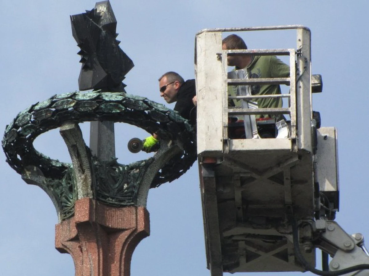 Dwaj mieszkańcy Stargardu Szczecińskiego przez kilkanaście minut próbowali odpiłować radziecką gwiazdę z Kolumny Zwycięstwa w centrum miasta. Nie udało się, bo była zbyt mocno przytwierdzona do pomnika. Za zorganizowanie nielegalnej akcji otrzymali mandat od drogówki.