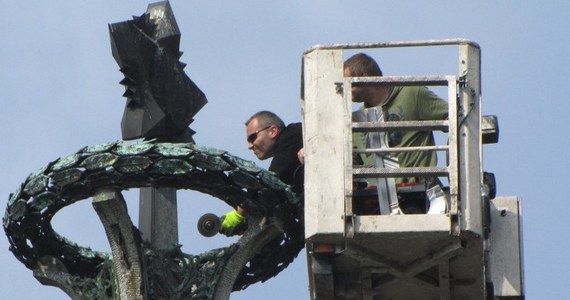 Dwaj mieszkańcy Stargardu Szczecińskiego przez kilkanaście minut próbowali odpiłować radziecką gwiazdę z Kolumny Zwycięstwa w centrum miasta. Nie udało się, bo była zbyt mocno przytwierdzona do pomnika. Za zorganizowanie nielegalnej akcji otrzymali mandat od drogówki.