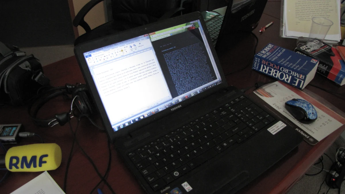 Dziesięcioro młodych ludzi - pracowników biura tłumaczeń Diuna - przekłada na język polski ujawnione w zeszłym tygodniu tajne akta z archiwów USA na temat zbrodni katyńskiej. Robią to za darmo. Polską wersję udostępniają w internecie. Do tej pory przetłumaczyli już ponad 200 stron dokumentów.