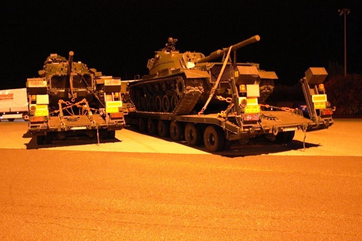 5 dni i nocy jechały do Polski dwa amerykańskie czołgi z Grecji. Wielkie trakkery, na które je załadowano, prowadzili kierowcy z 11. Batalionu Ewakuacji Sprzętu z Czarnego. Konwój pokonał prawie 3 tysiące kilometrów. Każdy z wielkich pojazdów z czołgiem ważył ponad 80 ton.