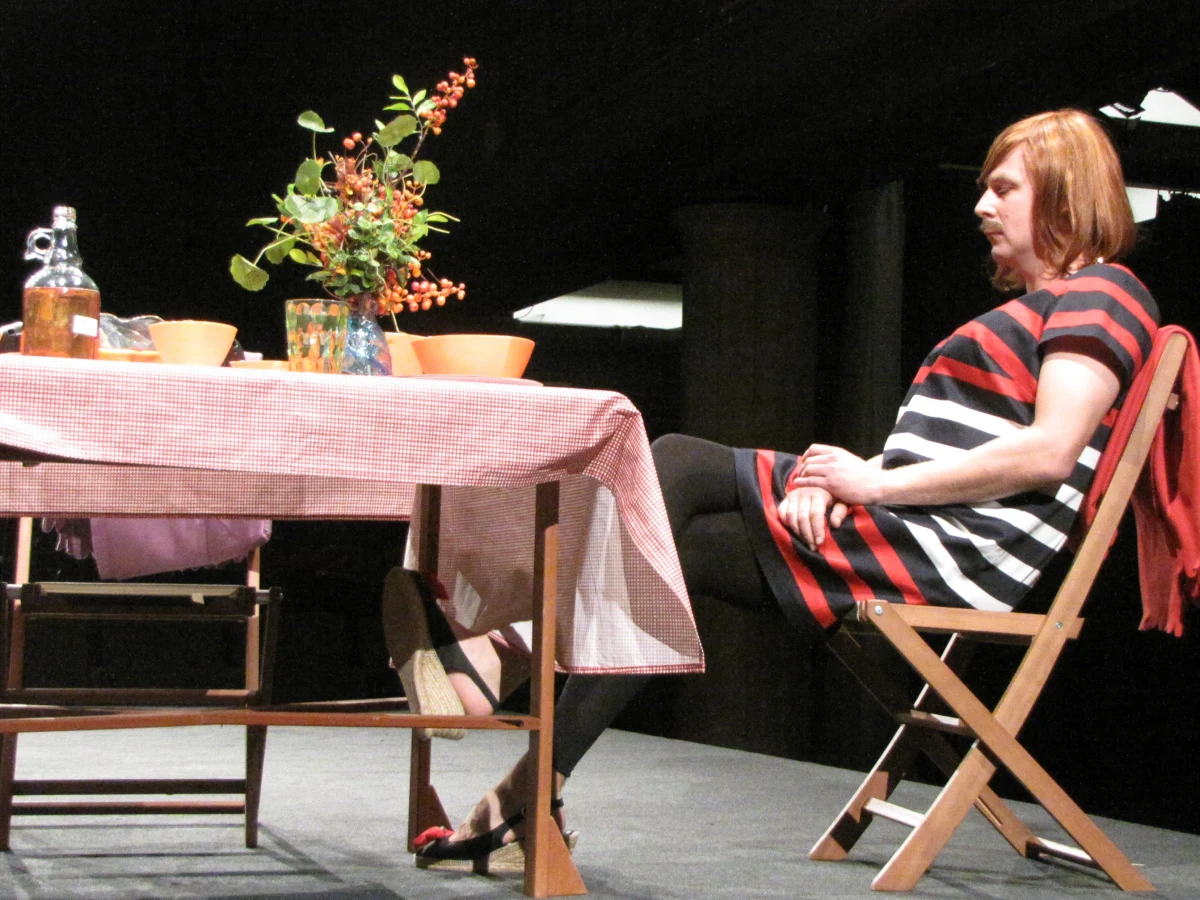 Sztuka "Wąsy" została napisana przez Macieja Kowalewskiego na zlecenie Teatru Montownia w hołdzie wszystkim wąsatym na ciele i umyśle. Jest to antykorporacyjna i ekologiczna tragikomedia omyłek, katastrof mniejszych i tych apokaliptycznych. Premiera odbędzie się 20 września na Dużej Scenie Och-Teatru w Warszawie.