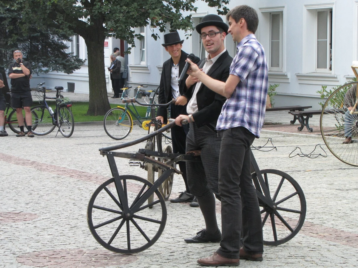 Cały zrobiony z drewna, bez pedałów, wolny i bardzo niewygodny - taki był pierwszy rower. Te ciekawe, ale czasem mało praktyczne rowery można  oglądać w Łodzi przy ul. Piotrkowskiej.