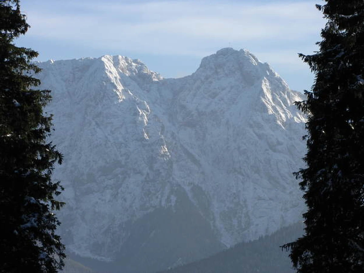Do groźnego wypadku doszło w Tatrach. Z wierzchołka Giewontu spadł głaz. Uderzył turystę.