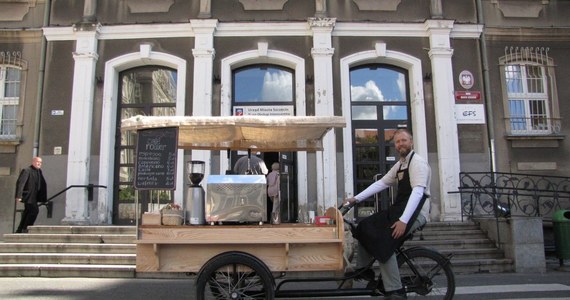 W Szczecinie na ulice wyjechała nietypowa kawiarnia na kółkach. Kawa serwowana jest z rikszy.