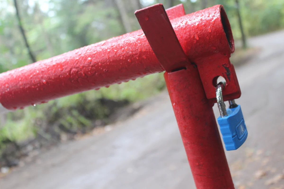 Po południu na ulicy Lawendowej, która była nieoficjalnym objazdem remontowanej Bałtyckiej stanął szlaban. Drogę zagrodziła właścicielka terenu, przez który jeździły samochody. Teraz zamiast dziesięciu minut, niektórzy do swoich domów będą dojeżdżać przez prawie godzinę.