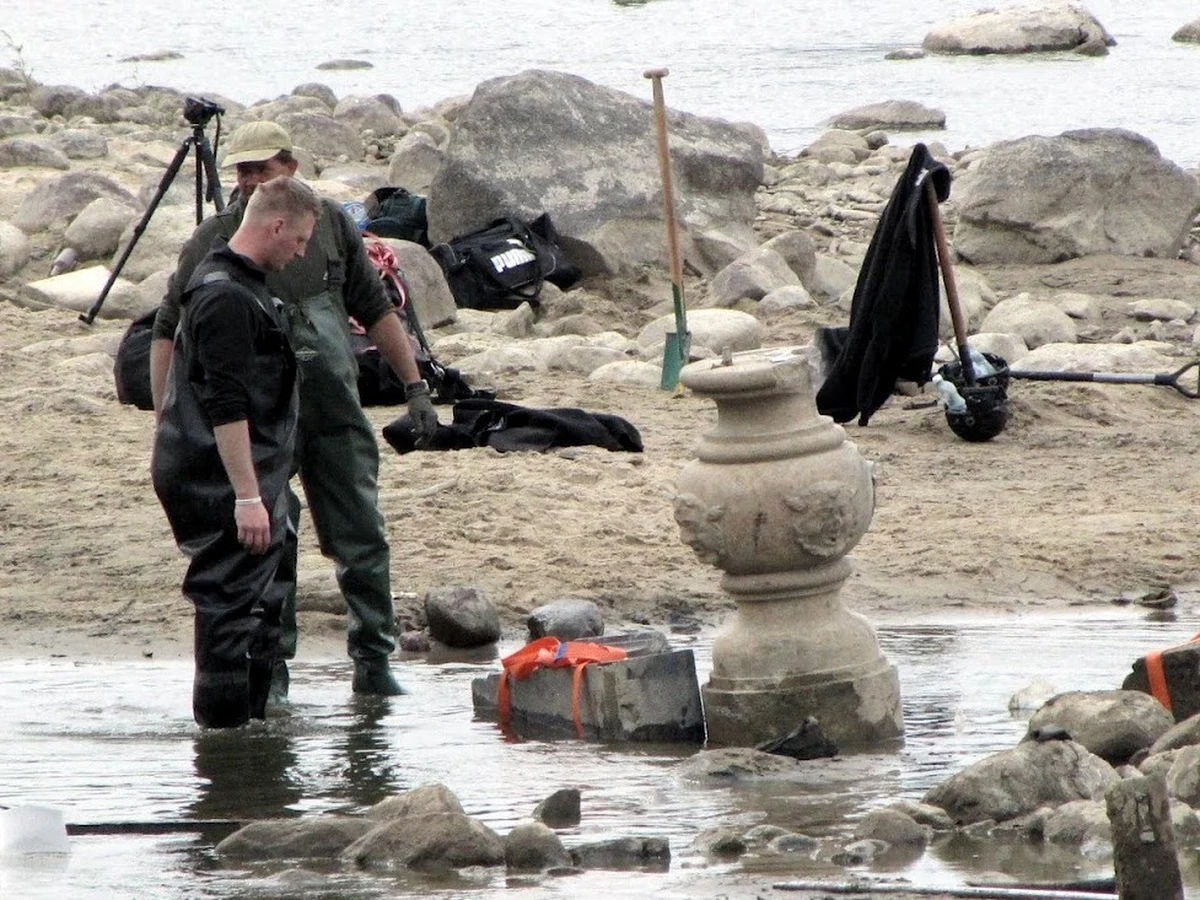 Ponad 300-letnie skarby podnoszone z dna Wisły. W Warszawie trwa wielka operacja wydobycia z rzeki znalezisk archeologicznych, odsłoniętych dzięki niskiemu stanowi wody. To łupy zrabowane w XVII wieku przez Szwedów.