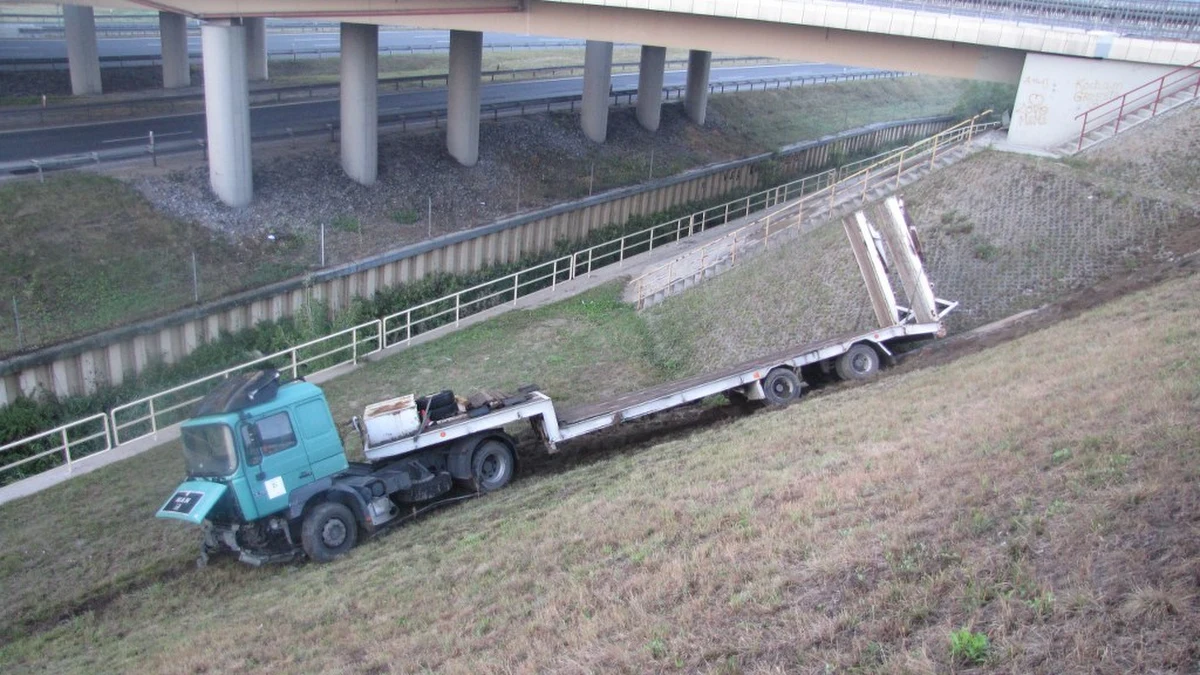 O dużym szczęściu mogą mówić kierowca i pasażer ciężarówki, która zjechała z węzła Wielickiego. Samochód wypadł z trasy i zatrzymał się 20 metrów poniżej drogi. Auto, co ciekawe, stoi na kołach, a kierowcy i pasażerowi nic się nie stało.