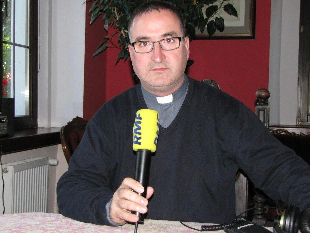 "Po rozpoznaniu przekazywaliśmy ciało Rosjanom. Oni zapinali worek i nie pozwalali go już otwierać. Myślę, że do zamiany ciał mogło dojść na tym etapie. Być może z powodu trudności, jakim jest dla Rosjan pisownia polskich nazwisk" - mówi ks. Henryk Błaszczyk, obecny przy identyfikacji zwłok i zamykaniu trumien ofiar katastrofy smoleńskiej. "Rok temu mówiłem, że ekshumacje to szaleństwo. Z perspektywy doświadczeń widzę, że to było nie na miejscu" - dodaje gość RMF FM.