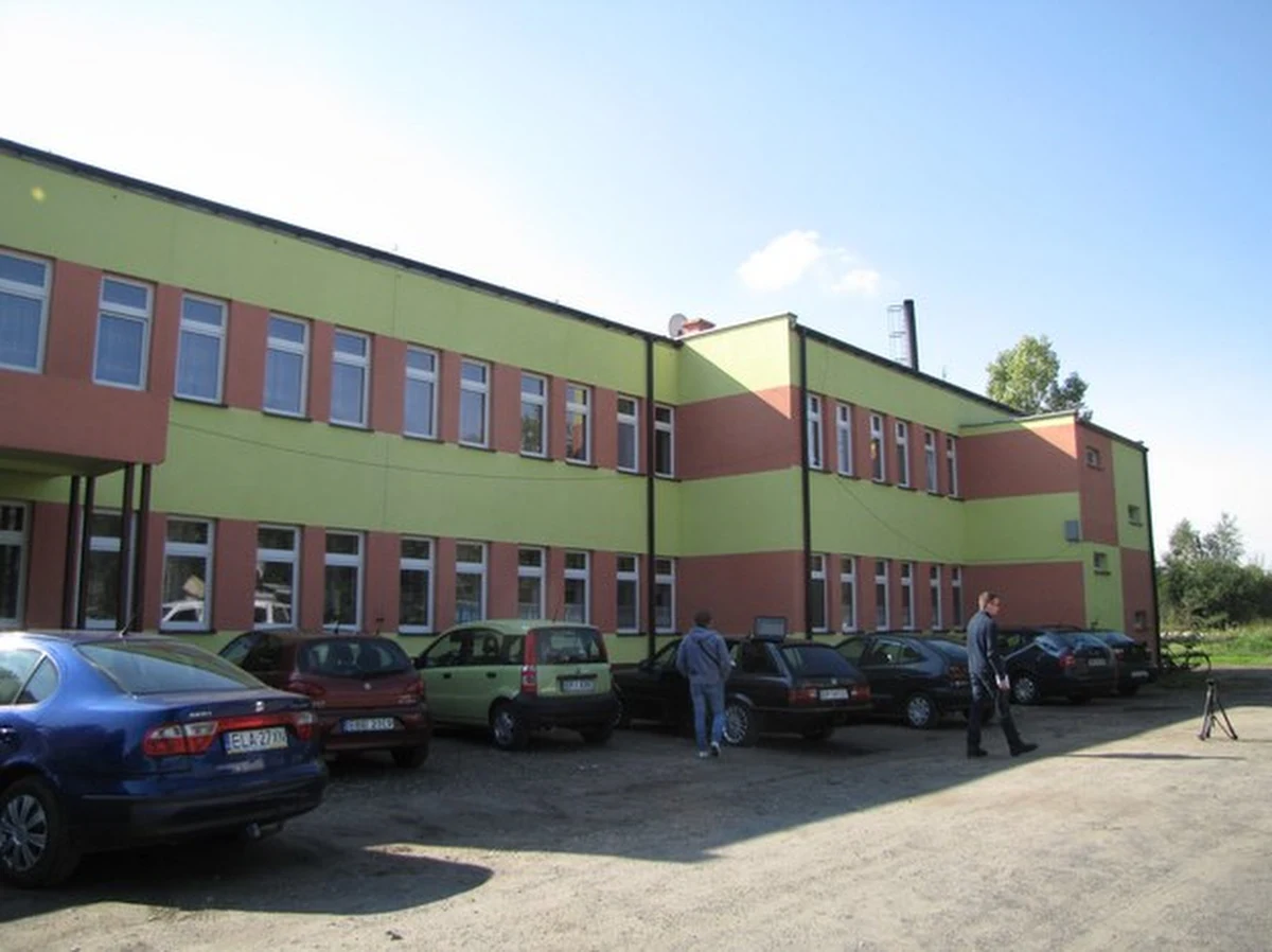 Śledczy z prokuratury w Bełchatowie przedstawili Izabeli S. zarzuty zabójstwa 7-letniej córki i usiłowania zabójstwa 10-letniego syna. Wczoraj w nocy kompletnie pijana kobieta zaatakowała nożem swoje dzieci. Jedno z nich zmarło na miejscu.