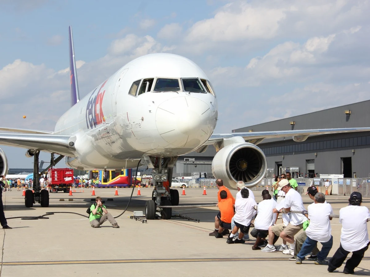 Tysiące ludzi zgromadziły się na międzynarodowym lotnisku im. Dullesa pod Waszyngtonem, by kibicować uczestnikom nietypowego konkursu. Składające się z 25 osób drużyny musiały przeciągnąć po płycie lotniska gigantyczny odrzutowiec. Był to element imprezy, która oprócz zapewnienia Amerykanom rozrywki miała na celu zebranie pieniędzy na pomoc dla paraolimpijczyków.