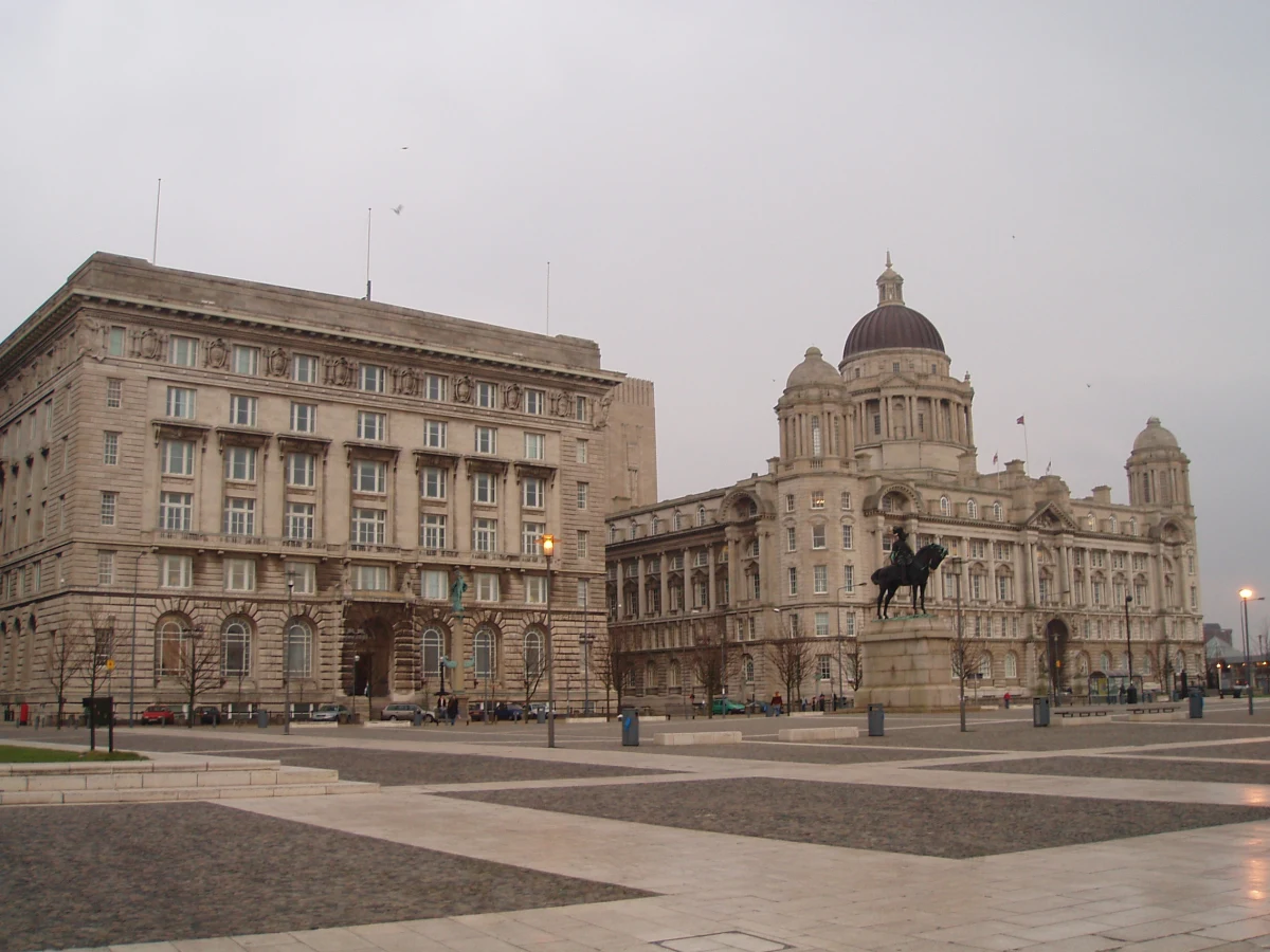 Wysiadłem i znalazłem się w martwym mieście. Nigdy czegoś takiego nie widziałem. Po szerokich ulicach kuśtykały pojedyncze staruszki. Między zwalistymi budynkami przebiegł czasem kot, a po popielatym niebie śmignęła przybrudzona mewa. 