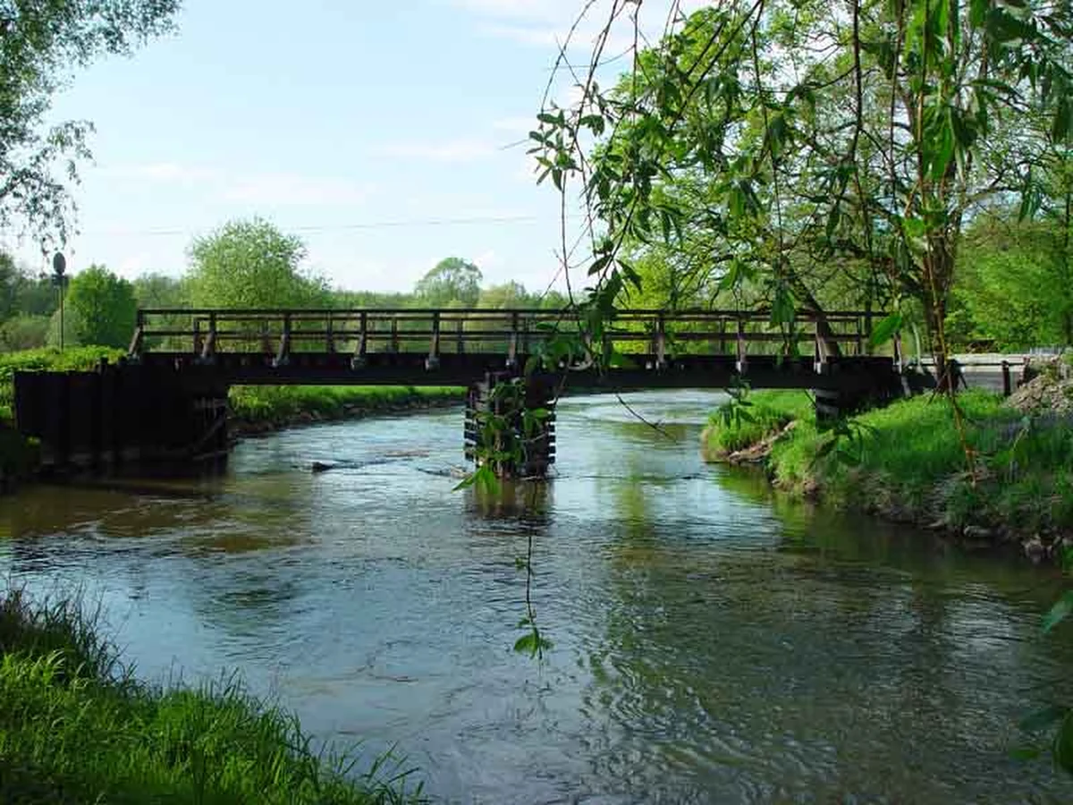 Zarząd Dróg i Utrzymania Mostów we Wrocławiu podjął decyzje o zamknięciu mostu Jarnołtowskiego. Przeprawę przez Bystrzycę trzeba zamknąć, bo wandale zniszczyli ją do tego stopnia, że nie dało się nią bezpiecznie przejechać.
