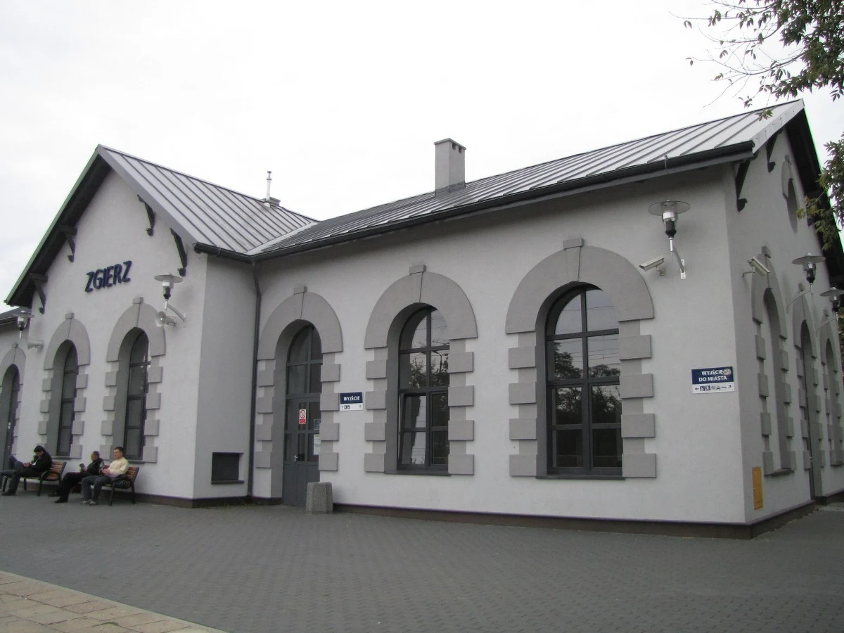 Małe dworce kolejowe w Łódzkiem - w Zgierzu, Pabianicach, Łęczycy i Żychlinie - są zagrożone zamknięciem. Spółka PKP Przewozy Regionalne nie chce już tam prowadzić kas biletowych, bo to zbyt kosztowne. Teraz poszukuje ajentów - problem w tym, że po pierwszym przetargu nie było chętnych.