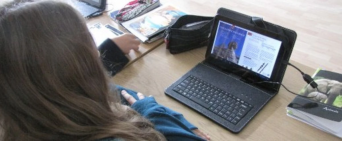 W tabletach, które są dostarczane do kolejnych szkół w Polsce, jest możliwość wypełniania ćwiczeń i prowadzenia zeszytu. Nauczyciele zapowiadają – mimo cyfryzacji będziemy sprawdzać, czy uczniowie potrafią pisać… długopisem.