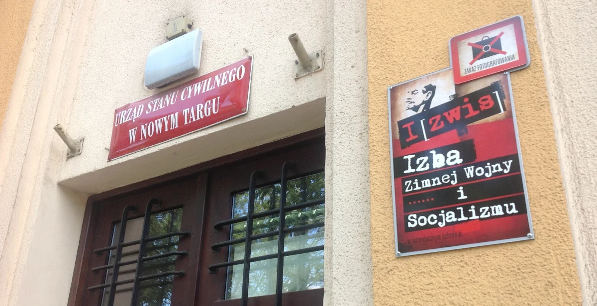 Radnych i mieszkańców Nowego Targu na Podhalu poróżniła tablica - a właściwie tabliczka - z wizerunkiem wodza rewolucji październikowej. Tabliczka - dodajmy, która nie wychwala tejże, a zachęca do odwiedzenia Izby Zimnej Wojny i Socjalizmu (w skrócie IZWiS). Znajduje się ona w pomieszczeniach dawnego stanowiska Dowództwa Obrony Cywilnej Miasta i ma przypominać ten niechlubny okres historii naszego kraju.