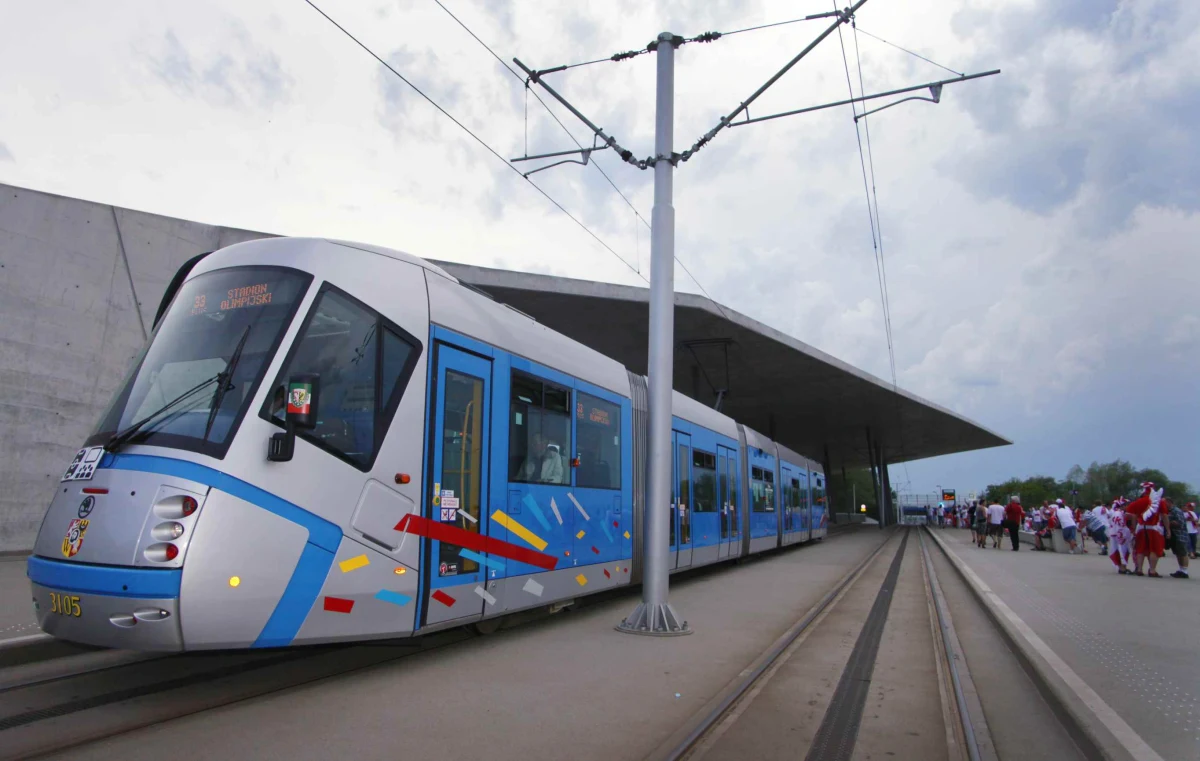 Na stadionie miejskim we Wrocławiu rozegrany zostanie dzisiaj mecz pomiędzy drużynami Śląska Wrocław i PGE GKS Bełchatów. Dla kibiców, którzy chcą obejrzeć to spotkanie, uruchomiono specjalnie linie tramwajowe i autobusowe. 
