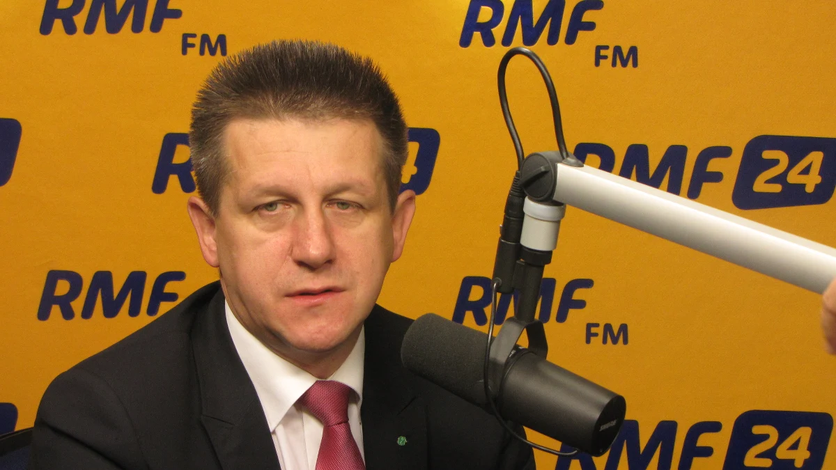 "Zapewniano, że wszystko odbyło się zgodnie z procedurami, ale okazuje się, że miała miejsce tragiczna pomyłka" - mówi o zamianie ciał ofiar katastrofy smoleńskiej przewodniczący klubu parlamentarnego PSL, Jan Bury. Gość Kontrwywiadu RMF FM uważa, że w Sejmie, z ust rządzących, powinno paść słowo przepraszam. Bury jest przeciwny dymisji Ewy Kopacz, czego żąda PiS. "Kopacz nie zawiodła na tyle, żeby odchodzić. Ciszej nad tą trumną" - dodaje.