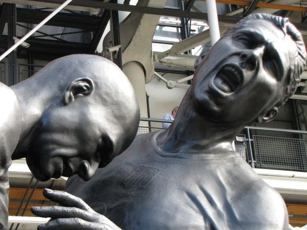 Fala oburzenia paryżan po odsłonięciu w centrum francuskiej stolicy gigantycznej - i bardzo kontrowersyjnej - statui Zindedine'a Zidane'a. Ponad 5-metrowa rzeźba z brązu przedstawia pamiętną scenę z finału mundialu sprzed sześciu lat, kiedy kultowy francuski piłkarz zadał cios głową włoskiemu przeciwnikowi.