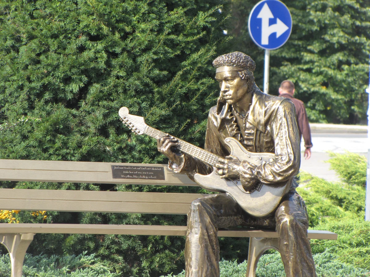 Jimi Hendrix ma swoją ławeczkę w centrum Dąbrowy Górniczej. To nieprzypadkowe miejsce, bo ponad 20 lat temu stojący tuż obok pomnik Bohaterów Czerwonych Sztandarów poświęcono właśnie legendarnemu muzykowi. I to uratowało wówczas monument przed całkowitym zburzeniem.