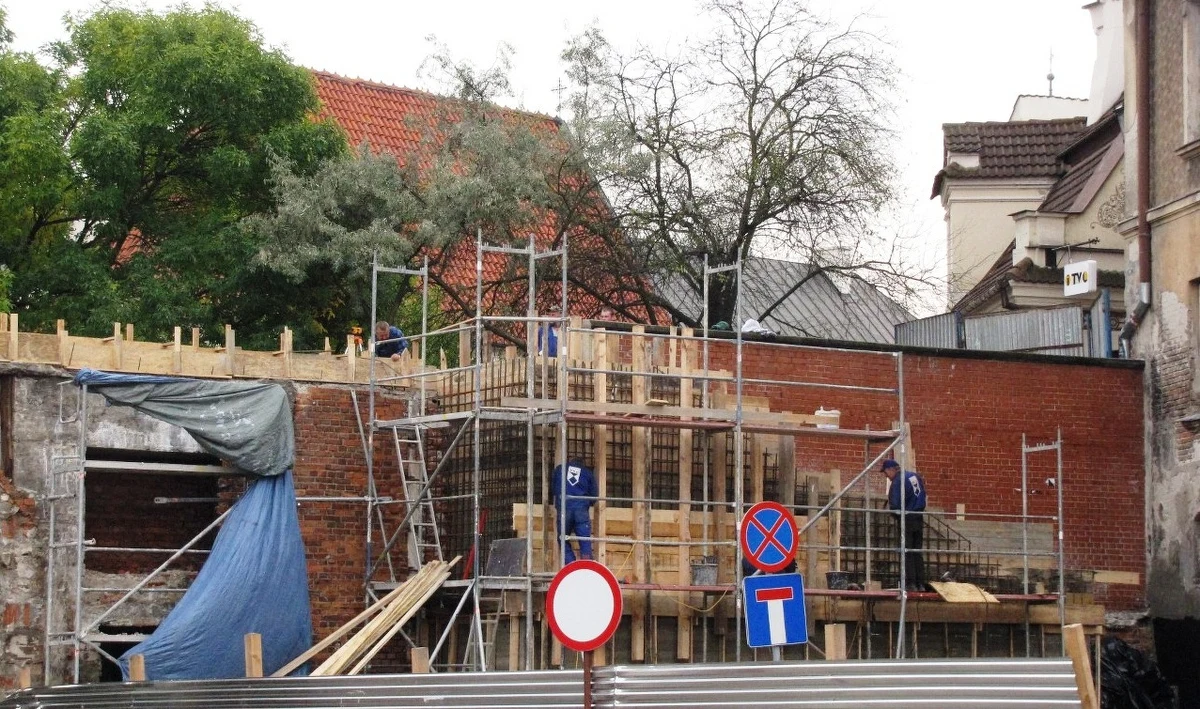 Utrudnienia dla turystów na lubelskiej starówce. Budowlańcy zamknęli przejście i schody przy Bramie Grodzkiej. Dla tych, którzy będą chcieli przedostać się ze starówki na zamek - i na odwrót - oznacza to przymusowy spacer.