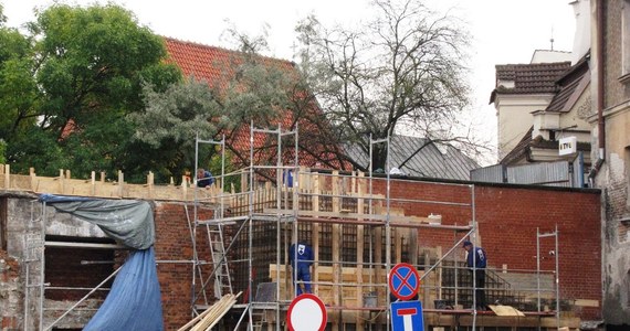 Utrudnienia dla turystów na lubelskiej starówce. Budowlańcy zamknęli przejście i schody przy Bramie Grodzkiej. Dla tych, którzy będą chcieli przedostać się ze starówki na zamek - i na odwrót - oznacza to przymusowy spacer.