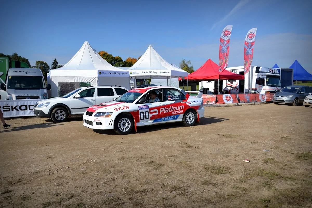 Esapekka Lappi prowadzi po pierwszym dniu Rajdu Polski. Fiński kierowca wyprzedza o 14 sekund jadącego w barwach RMF FM Michała Kościuszkę. Trzeci - ze stratą prawie 50 sekund - jest Michał Sołowow. 
