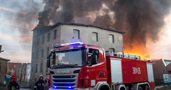 Do wieczora może potrwać dogaszanie hali magazynowej w Bielawie. Na miejscu pracuje 17 jednostek straży. Pożar wybuchł wczoraj po południu.