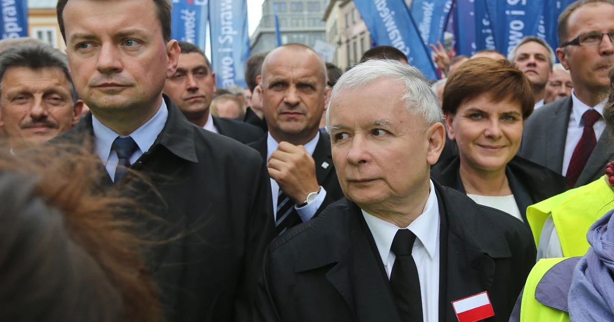 "Polacy są przez rządzących oszukiwani i wyzyskiwani" - mówił do demonstrantów na zakończenie marszu "Obudź się Polsko!" Jarosław Kaczyński. "Polska się przebudziła, bo przebrała się miarka!" - podkreślał. Przemówienia prezesa PiS słuchało na pl. Zamkowym ponad 40 tysięcy uczestników manifestacji. 