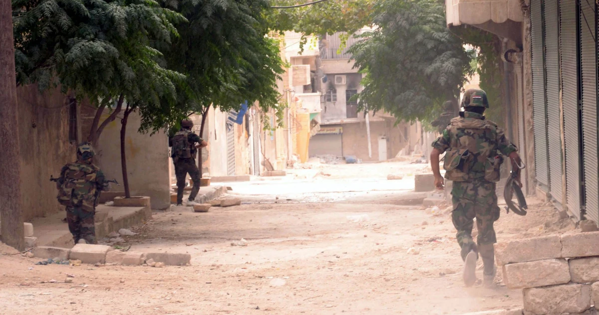 Syryjska armia zbombardowała po nocnych walkach z powstańcami część dzielnic miasta Aleppo. Zginęły co najmniej trzy osoby. Spłonęły sklepiki na średniowiecznym bazarze, który przed wybuchem konfliktu był atrakcją turystyczną. 
