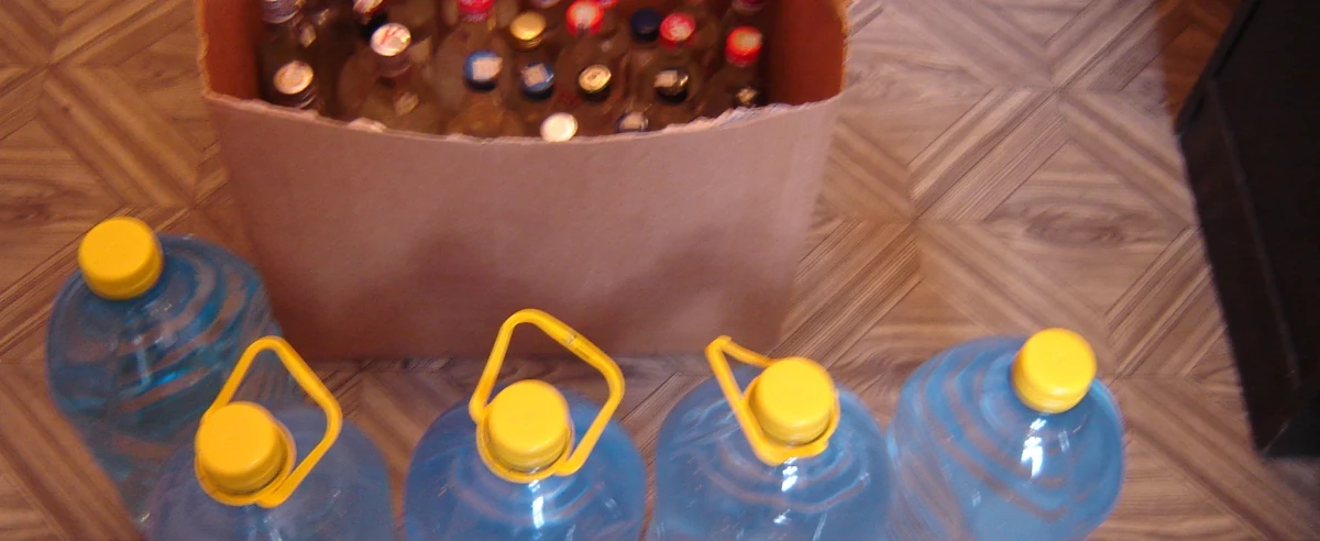 Właścicielka nielegalnego sklepu w Wałczu wpadła podczas policyjnej akcji poszukiwania czeskiego alkoholu na polskim rynku. Nie miała trunku zza południowej granicy, ale sprzedawała nasz rodzimy, nielegalnie produkowany. Policjanci skonfiskowali łącznie ponad 50 litrów spirytusu i wódki bez akcyzy.