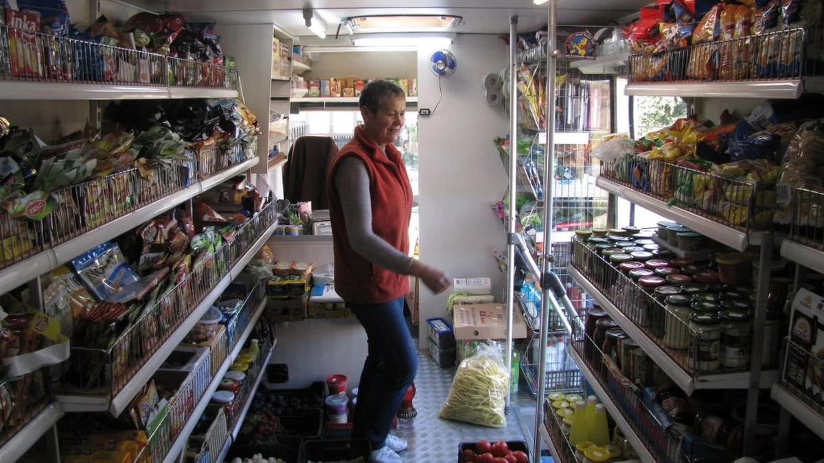 Ten supermarket nie czeka na klientów, sam do nich przyjeżdża. Pani Leokadia sprzedaje artykuły spożywcze i chemię na wschodzie województwa zachodniopomorskiego. 