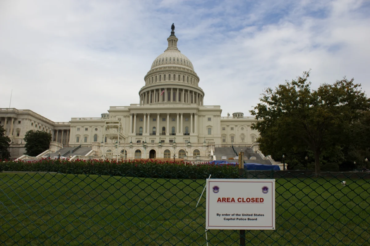 Na nieco ponad miesiąc przed wyborami w USA i ponad trzy miesiące przed zaprzysiężeniem u stóp Kapitolu w Waszyngtonie ruszyły już przygotowania do uroczystości, którą śledzić będą miliony Amerykanów. To tam zwycięzca listopadowych wyborów złoży przysięgę na wierność konstytucji USA.