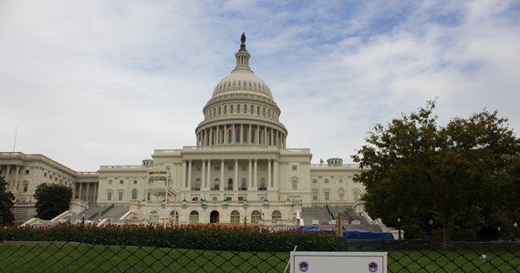 Na nieco ponad miesiąc przed wyborami w USA i ponad trzy miesiące przed zaprzysiężeniem u stóp Kapitolu w Waszyngtonie ruszyły już przygotowania do uroczystości, którą śledzić będą miliony Amerykanów. To tam zwycięzca listopadowych wyborów złoży przysięgę na wierność konstytucji USA.