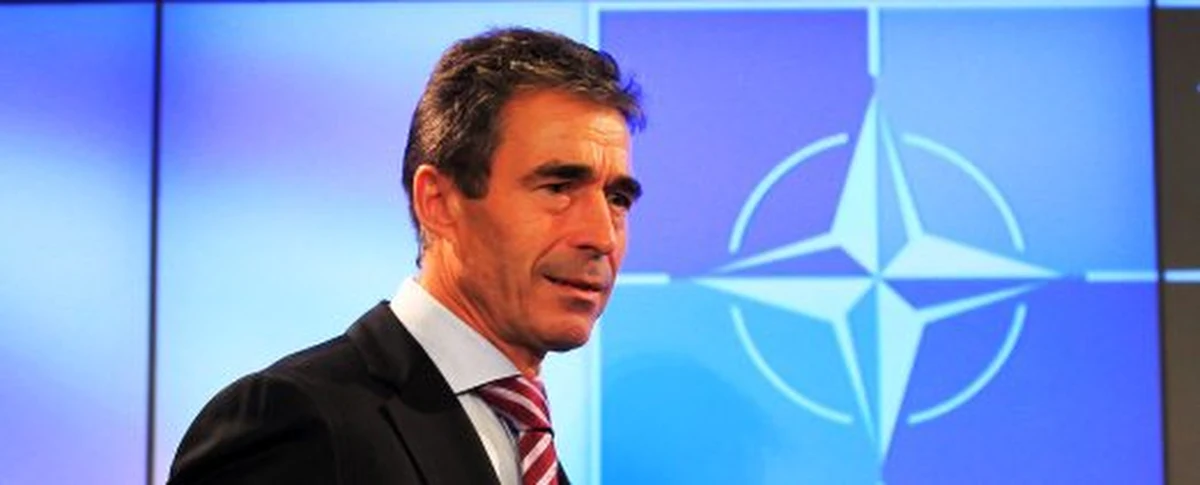 Państwa członkowskie NATO zdecydowały, że obecny sekretarz generalny Sojuszu Północnoatlantyckiego będzie sprawował swój urząd o rok dłużej. Duńczyk Anders Fogh Rasmussen zakończy swoje urzędowanie dopiero 31 lipca 2014 roku.