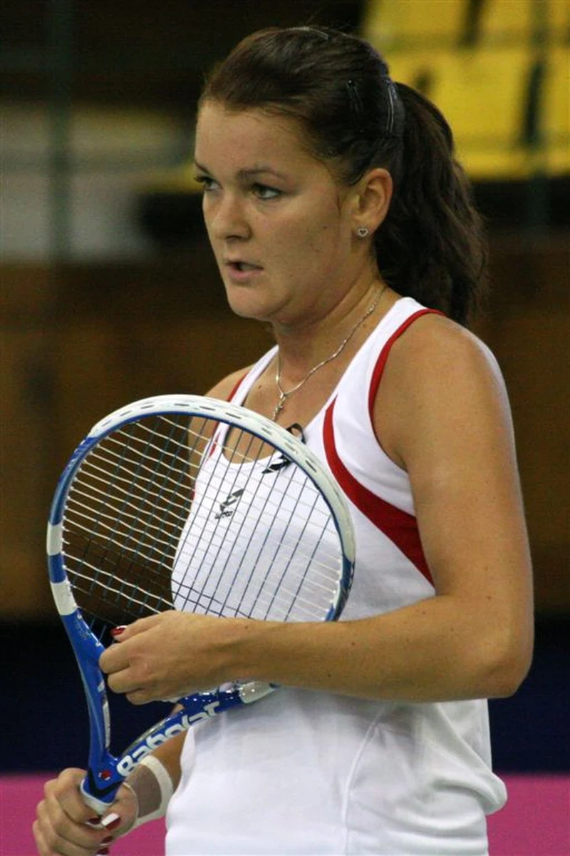 Agnieszka Radwańska awansowała do ćwierćfinału turnieju WTA Premier twardych kortach w Pekinie. Polska tenisistka, rozstawiona z numerem trzecim, pokonała w 3. rundzie Hiszpankę Lourdes Dominguez-Lino 2:6, 6:1, 6:4.