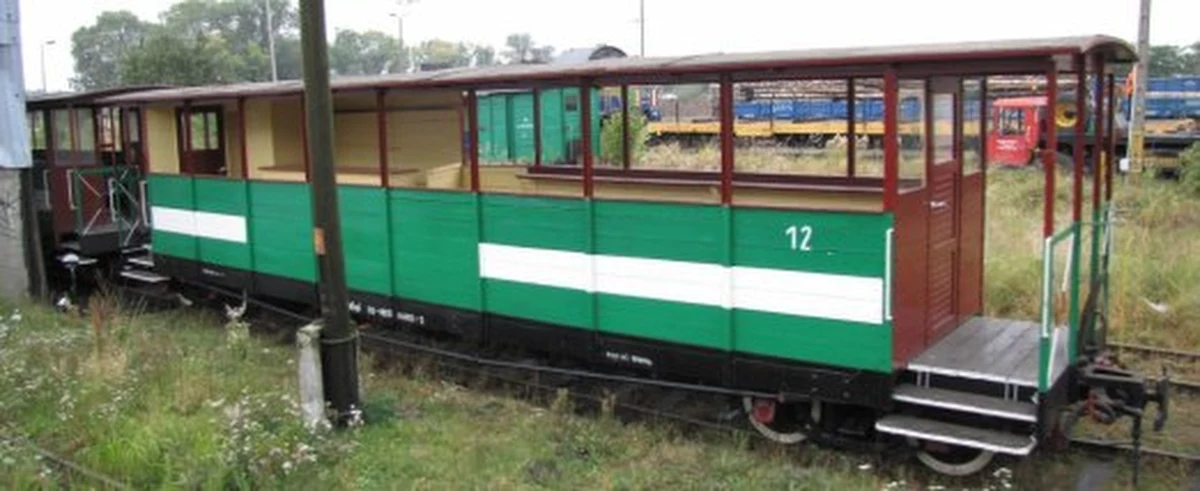 14 wagoników i dwie lokomotywy kolejki z wybrzeża rewalskiego przejdą kapitalny remont. Na pasażerów będą czekać welurowe siedzenia, bar i telewizory plazmowe. Nietypowy transport dotrze do zakładu naprawczego na nieco większych platformach kolejowych.