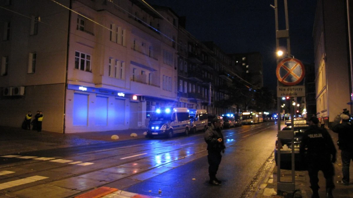 Kilkaset osób zostało ewakuowanych z wieżowca i kamienicy w centrum Szczecina. W jednym z mieszkań policja znalazła prawdopodobnie materiały wybuchowe.