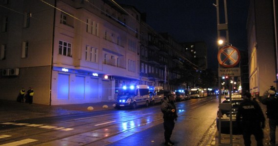 Kilkaset osób zostało ewakuowanych z wieżowca i kamienicy w centrum Szczecina. W jednym z mieszkań policja znalazła prawdopodobnie materiały wybuchowe.