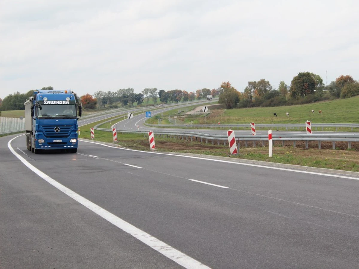 Nawet centymetr tygodniowo osiada remontowany miesiąc temu odcinek ekspresowej "siódemki" niedaleko Miłomłyna. Ekspertyza potwierdziła, że winę za tę usterkę ponosi wykonawca, który w niefortunnym miejscu składował materiał budowlany. 