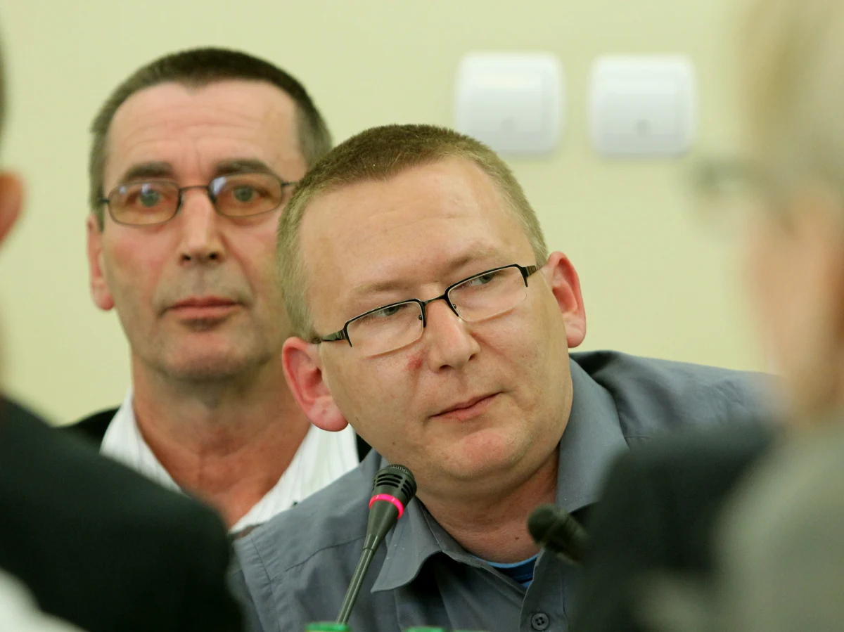 "Będziemy masowo występować z wnioskami o kolejne ekshumacje i badania sekcyjne" - zapowiedział brat jednej z ofiar katastrofy smoleńskiej Dariusz Fedorowicz. "Ostatnie bulwersujące fakty powodują, że żadna z rodzin nie może być pewna, czy pochowała swoich najbliższych" - tłumaczy. 