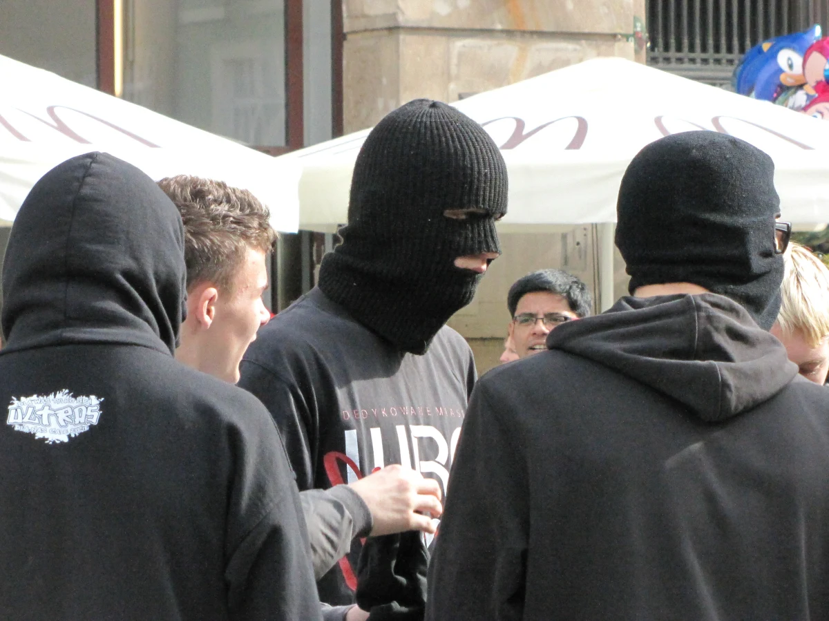 Ponad 50 osób zostało zatrzymanych po wrocławskich manifestacjach, które przeszły w sobotę ulicami miasta. Według policji, są wśród nich sympatycy Narodowego Odrodzenia Polski, którzy mimo zakończenia ich oficjalnego marszu nie rozeszli się. Policja zatrzymała ich jako uczestników nielegalnego zgromadzenia. 