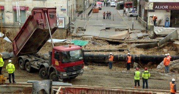 Dopiero za tydzień 80 mieszkańców kamienic na rogu Szkolnej i Świętokrzyskiej w Warszawie będzie mogło wrócić do swoich domów. Wyniki badań gruntu na budowie drugiej linii metra w stolicy, gdzie w piątek osunęła się ziemia, wykazały, że w jednym miejscu jest on niestabilny, dlatego trzeba go wzmocnić.   